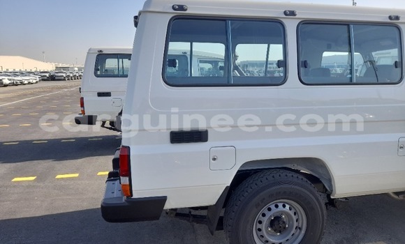 Acheter Neuf Voiture Toyota Land Cruiser Blanc à Conakry, Conakry Acheter Neuf Voiture Toyota Land Cruiser Blanc à Conakry, Conakry
