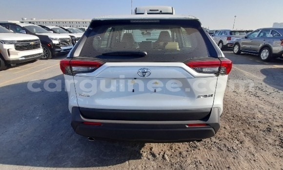 Acheter Occasion Voiture Toyota RAV4 Blanc à Conakry, Conakry Acheter Occasion Voiture Toyota RAV4 Blanc à Conakry, Conakry