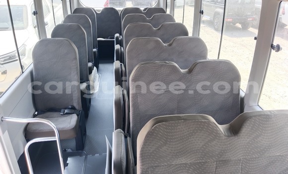 Acheter Occasion Voiture Toyota Coaster Blanc à Conakry, Conakry Acheter Occasion Voiture Toyota Coaster Blanc à Conakry, Conakry