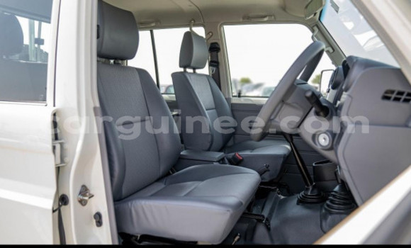 Acheter Occasion Voiture Toyota Land Cruiser Blanc à Kaloum, Conakry Acheter Occasion Voiture Toyota Land Cruiser Blanc à Kaloum, Conakry