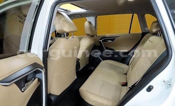 Acheter Occasion Voiture Toyota RAV4 Blanc à Conakry, Conakry Acheter Occasion Voiture Toyota RAV4 Blanc à Conakry, Conakry