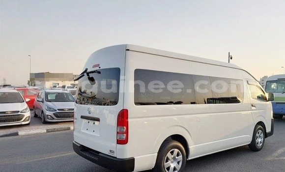 Buy Used Toyota Hiace White Car in Conakry in Conakry Buy Used Toyota Hiace White Car in Conakry in Conakry
