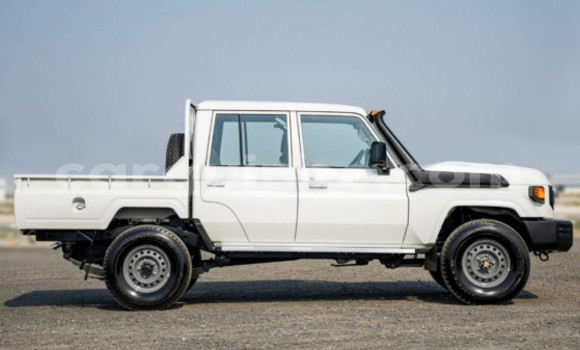 Buy Used Toyota Land Cruiser White Car in Conakry in Conakry Buy Used Toyota Land Cruiser White Car in Conakry in Conakry