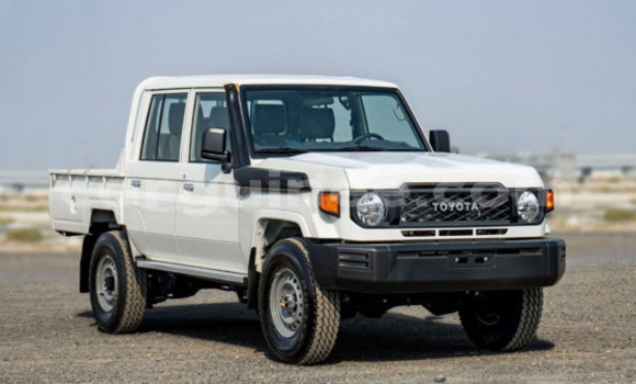 Buy Used Toyota Land Cruiser White Car in Conakry in Conakry Buy Used Toyota Land Cruiser White Car in Conakry in Conakry
