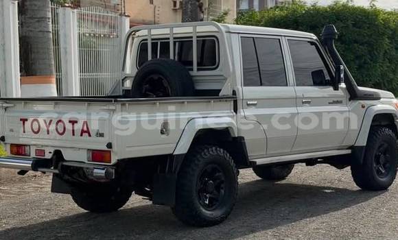 Buy Used Toyota Land Cruiser White Car in Conakry in Conakry Buy Used Toyota Land Cruiser White Car in Conakry in Conakry