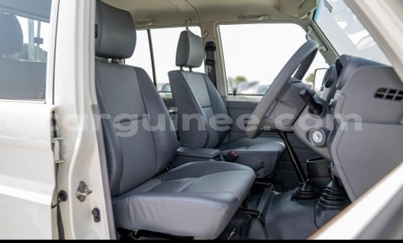 Buy Used Toyota Land Cruiser White Car in Conakry in Conakry Buy Used Toyota Land Cruiser White Car in Conakry in Conakry