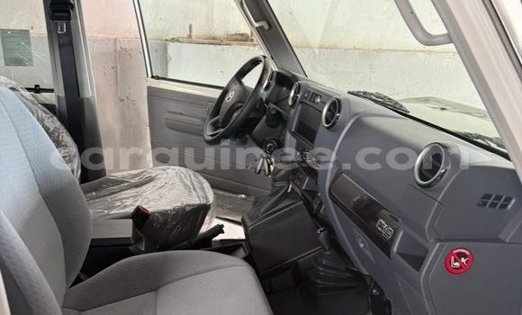 Acheter Neuf Voiture Toyota Land Cruiser Blanc à Conakry, Conakry Acheter Neuf Voiture Toyota Land Cruiser Blanc à Conakry, Conakry