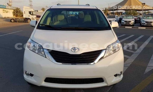 Acheter Import Voiture Toyota Sienna Blanc à Import - Dubai, Conakry Acheter Import Voiture Toyota Sienna Blanc à Import - Dubai, Conakry