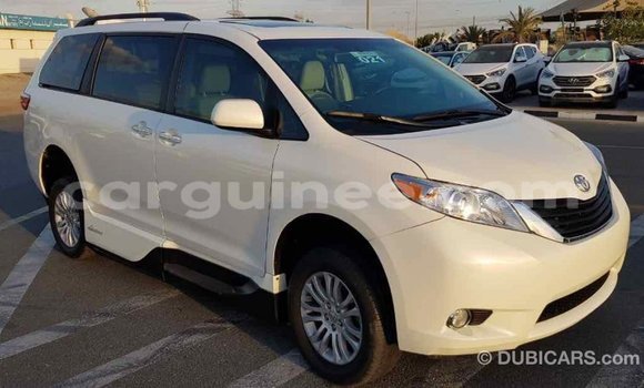 Acheter Import Voiture Toyota Sienna Blanc à Import - Dubai, Conakry Acheter Import Voiture Toyota Sienna Blanc à Import - Dubai, Conakry