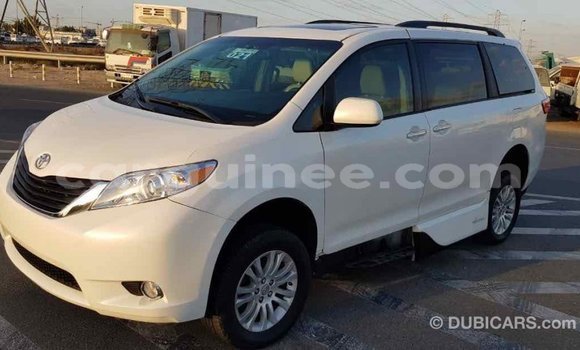 Acheter Import Voiture Toyota Sienna Blanc à Import - Dubai, Conakry Acheter Import Voiture Toyota Sienna Blanc à Import - Dubai, Conakry