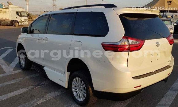 Acheter Import Voiture Toyota Sienna Blanc à Import - Dubai, Conakry Acheter Import Voiture Toyota Sienna Blanc à Import - Dubai, Conakry