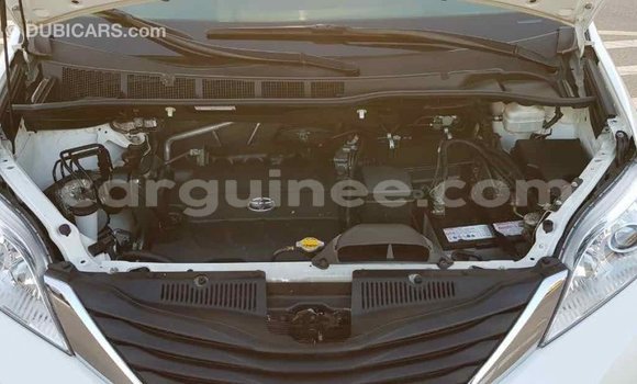 Acheter Import Voiture Toyota Sienna Blanc à Import - Dubai, Conakry Acheter Import Voiture Toyota Sienna Blanc à Import - Dubai, Conakry
